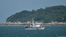 多名外国议员乘坐台湾海巡署巡防艇巡视金门水域
